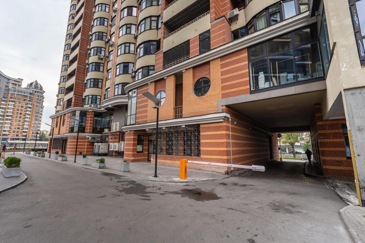 New Building Near Arena City Lesi Ukrainky 7A Kijev Kültér fotó